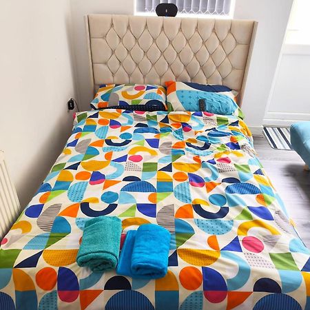 Spacious Double Bedroom With Private Toilet And Shared Kitchen With On Premesis Parking Oldbury  Exterior foto