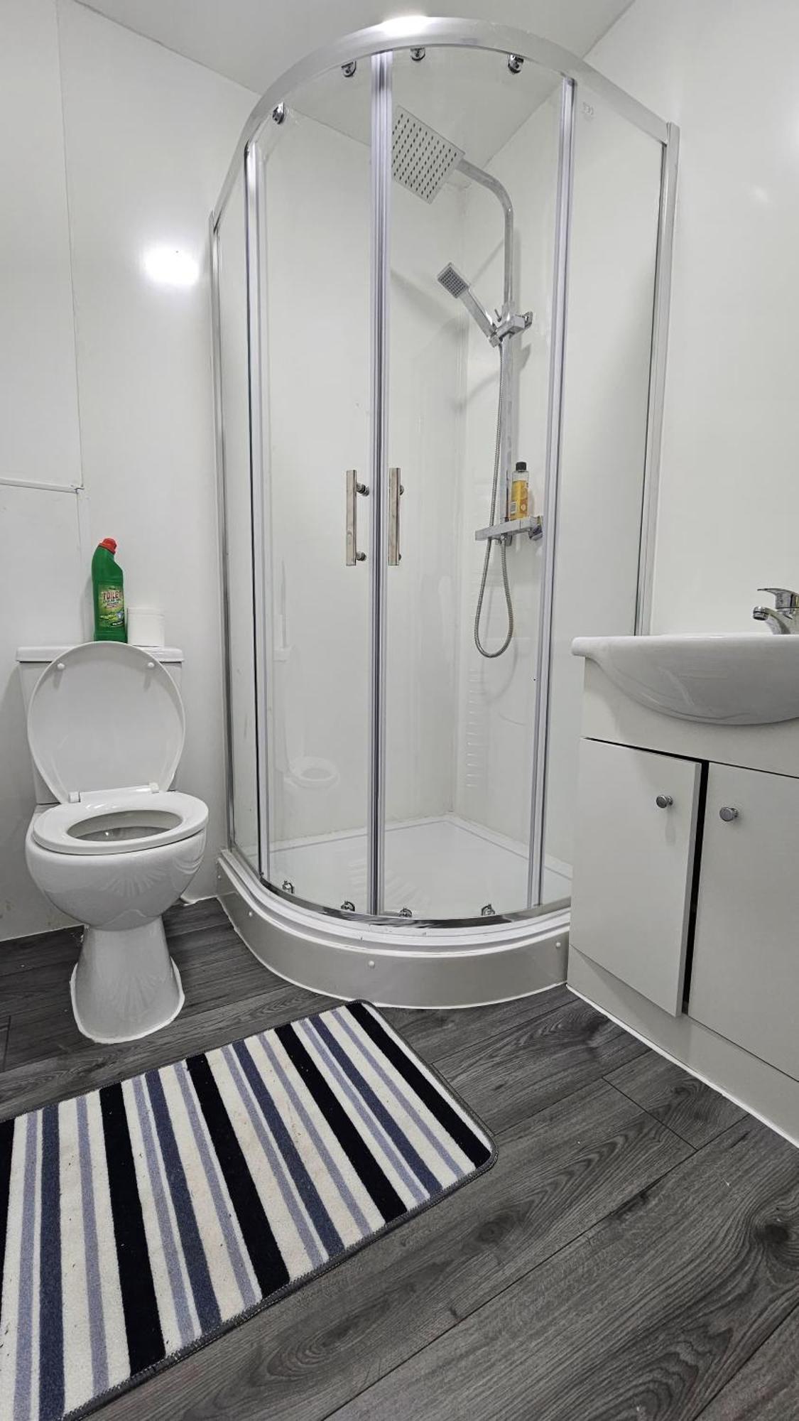 Spacious Double Bedroom With Private Toilet And Shared Kitchen With On Premesis Parking Oldbury  Exterior foto