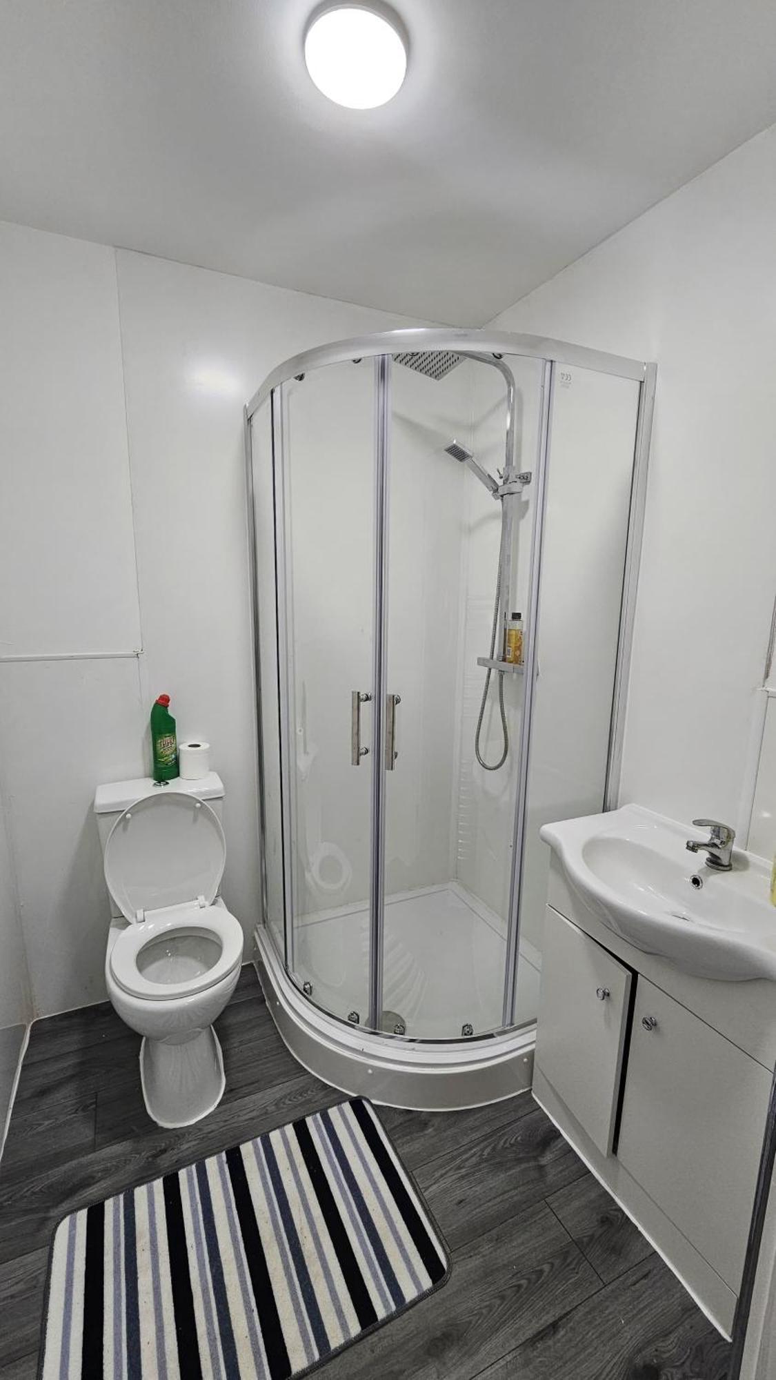 Spacious Double Bedroom With Private Toilet And Shared Kitchen With On Premesis Parking Oldbury  Exterior foto