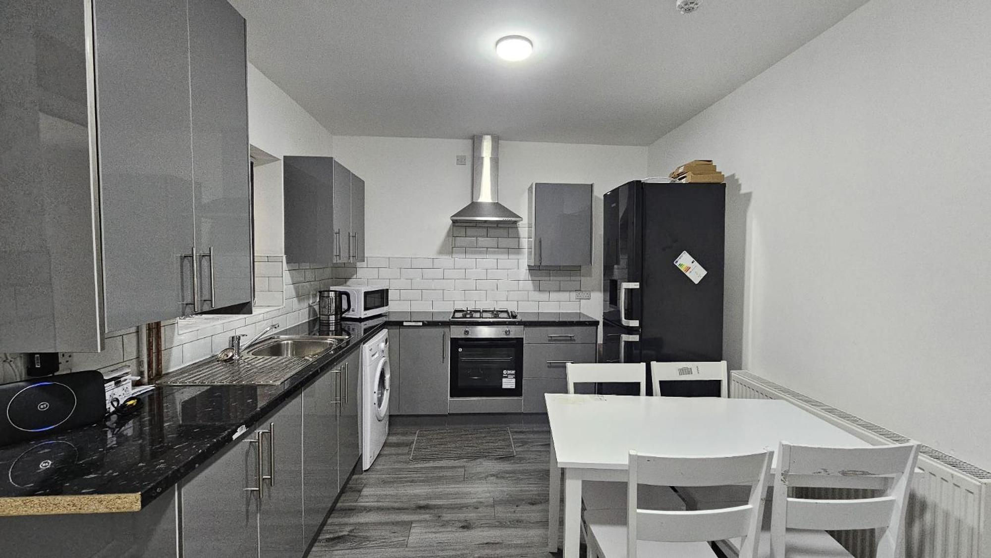 Spacious Double Bedroom With Private Toilet And Shared Kitchen With On Premesis Parking Oldbury  Exterior foto